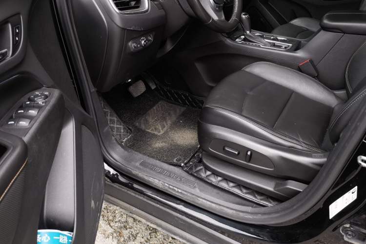 Used Chevrolet Equinox 2018 RS 550T Automatic All-Wheel-Drive Boundary Edition Interior 3