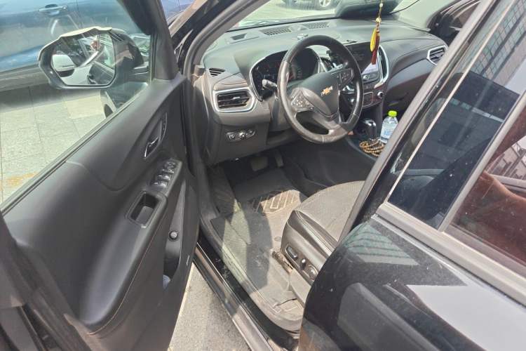 Used Chevrolet Equinox 2018 RS 550T Automatic All-Wheel-Drive Boundary Edition Interior 3