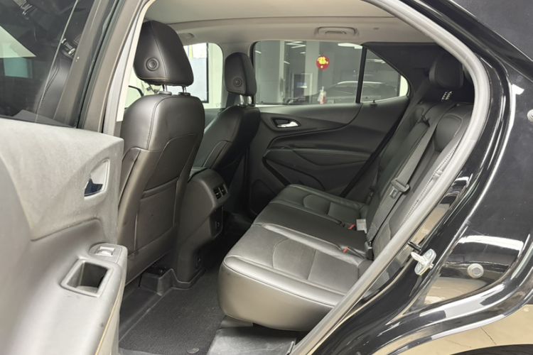 Used Chevrolet Equinox 2018 RS 550T Automatic All-Wheel-Drive Boundary Edition Interior 3