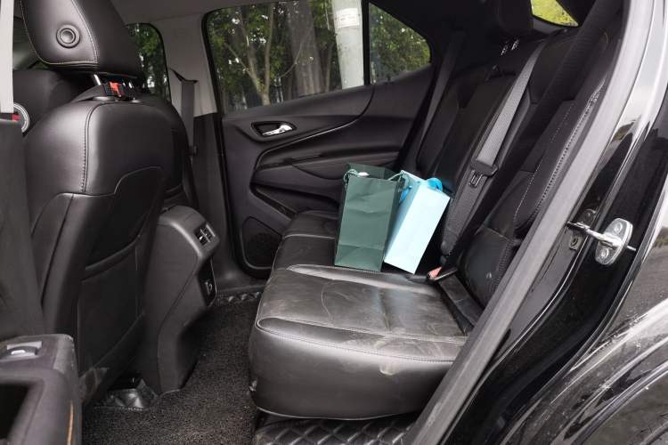 Used Chevrolet Equinox 2018 RS 550T Automatic All-Wheel-Drive Boundary Edition Interior 4