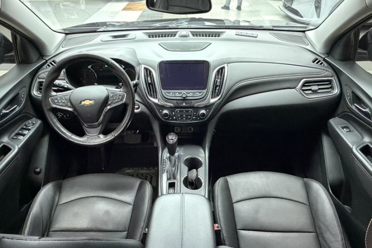 Used Chevrolet Equinox 2018 RS 550T Automatic All-Wheel-Drive Boundary Edition Interior 4