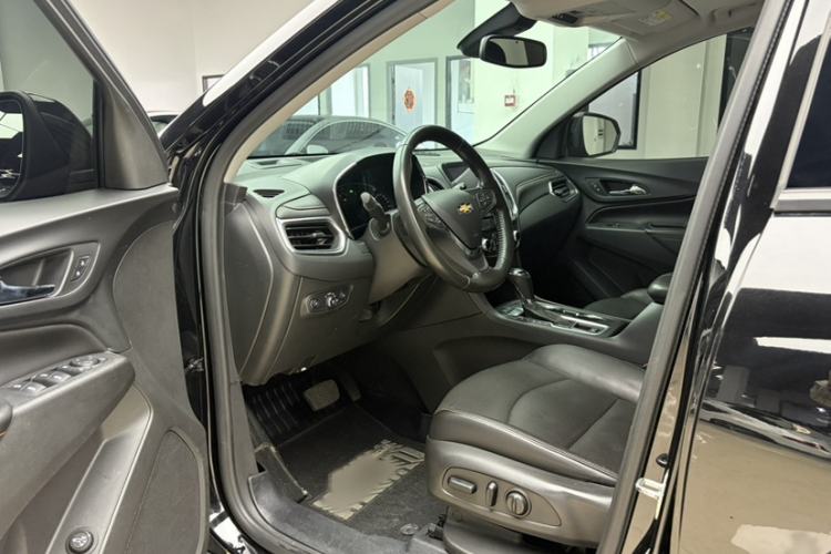 Used Chevrolet Equinox 2018 RS 550T Automatic All-Wheel-Drive Boundary Edition Interior 5