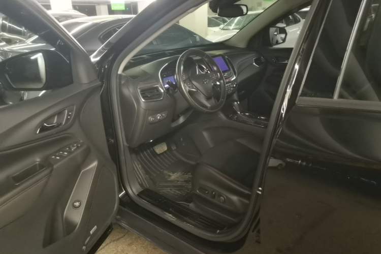 Used Chevrolet Equinox 2018 Redline 550T Automatic All-Wheel-Drive Trailblazer RS Edition Left Front Seat