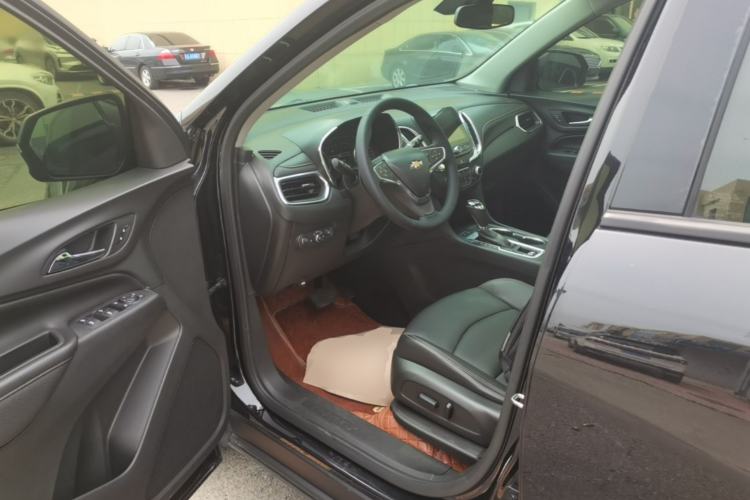 Used Chevrolet Equinox 2018 RS 550T Automatic All-Wheel-Drive Boundary Edition Left Front Seat