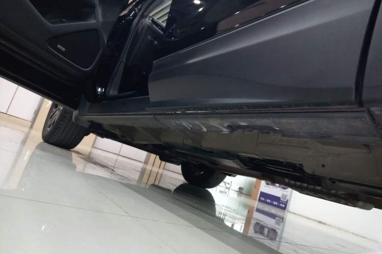 Used Chevrolet Equinox 2018 RS 550T Automatic All-Wheel-Drive Boundary Edition Left Side Sill