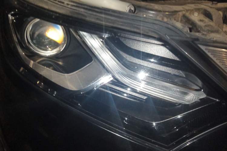 Used Chevrolet Equinox 2018 Redline 550T Automatic All-Wheel-Drive RS Edition Right Front Headlight