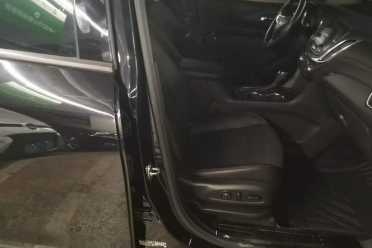 Used Chevrolet Equinox 2018 Redline 550T Automatic All-Wheel-Drive Trailblazer RS Edition Right Front Seat