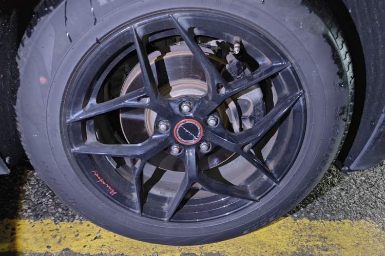 Used Chevrolet Equinox 2018 RS 550T Automatic All-Wheel-Drive Boundary Edition Right Front Wheel Hub