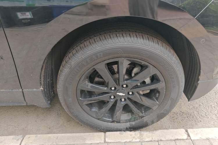 Used Chevrolet Equinox 2018 RS 550T Automatic All-Wheel-Drive Boundary Edition Right Front Wheel Hub