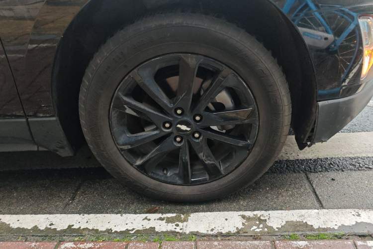 Used Chevrolet Equinox 2018 RS 550T Automatic All-Wheel-Drive Boundary Edition Right Front Wheel Hub