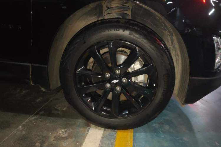 Used Chevrolet Equinox 2018 RS 550T Automatic All-Wheel-Drive Boundary Edition Right Front Wheel Hub