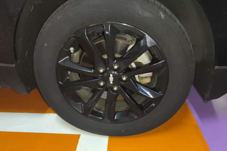 Used Chevrolet Equinox 2018 RS 550T Automatic All-Wheel-Drive Boundary Edition Right Front Wheel Hub