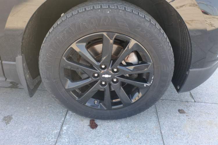 Used Chevrolet Equinox 2018 RS 550T Automatic All-Wheel-Drive Boundary Edition Right Front Wheel Hub