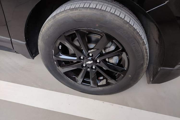 Used Chevrolet Equinox 2018 RS 550T Automatic All-Wheel-Drive Boundary Edition Right Front Wheel Hub