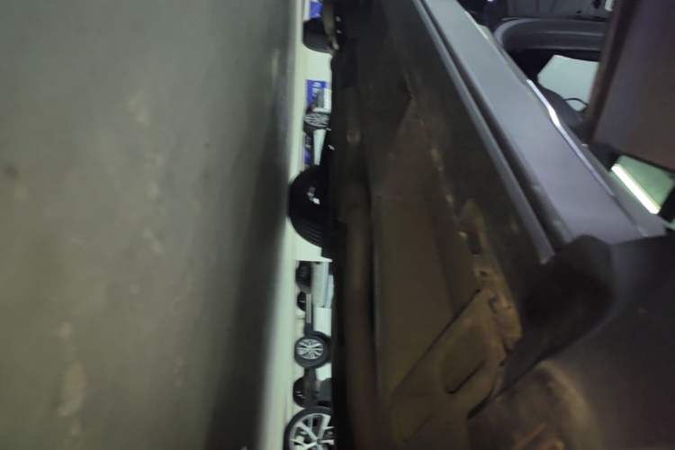 Used Chevrolet Equinox 2018 Redline 550T Automatic All-Wheel-Drive RS Edition Right Side Sill