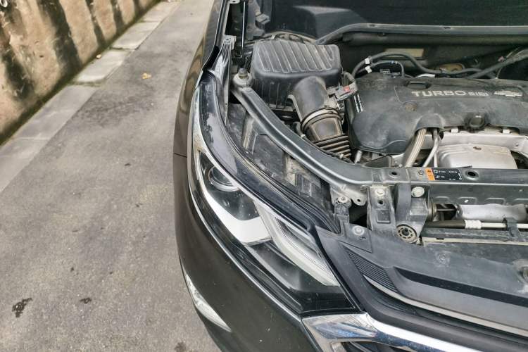 Used Chevrolet Equinox 2018 550T Automatic All-Wheel-Drive Explorer Edition Engine Bay Right