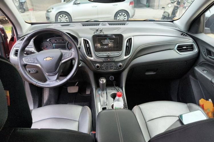 Used Chevrolet Equinox 2018 RS 550T Automatic All-Wheel-Drive Boundary Edition Center Console