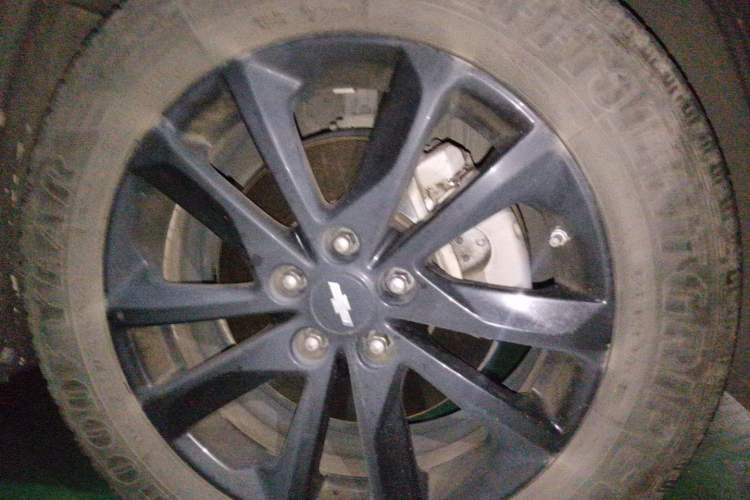 Used Chevrolet Equinox 2018 RS 550T Automatic All-Wheel-Drive Boundary Edition Right Front Wheel Hub