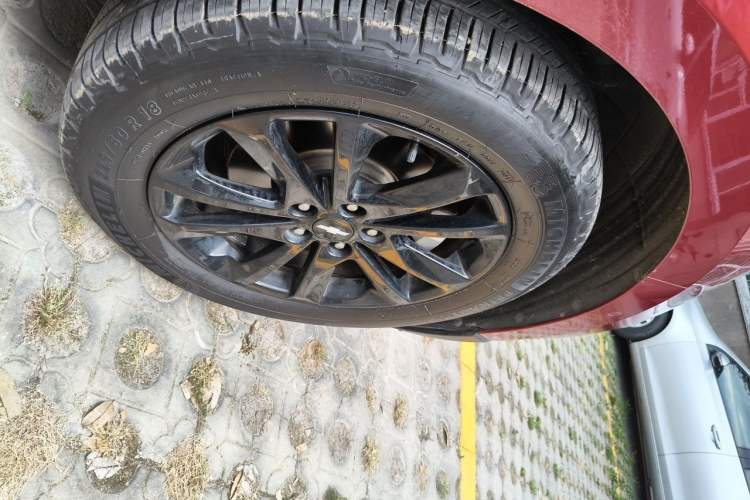 Used Chevrolet Equinox 2018 RS 550T Automatic All-Wheel-Drive Boundary Edition Right Front Wheel Hub