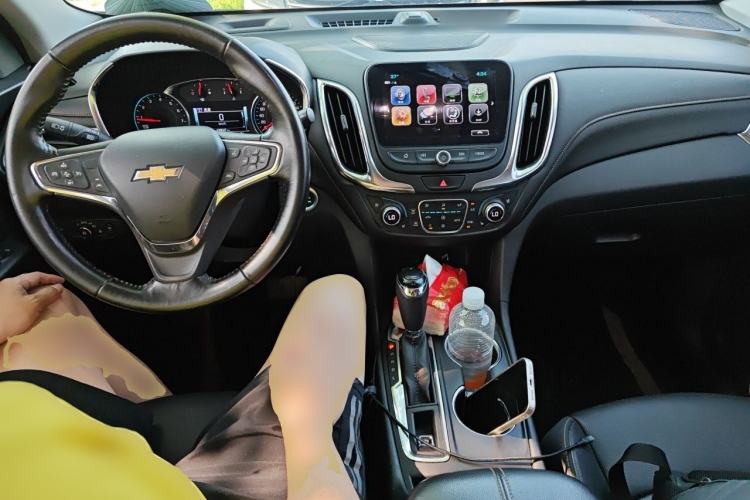 Used Chevrolet Equinox 2018 RS 550T Automatic All-Wheel-Drive Boundary Edition Center Console