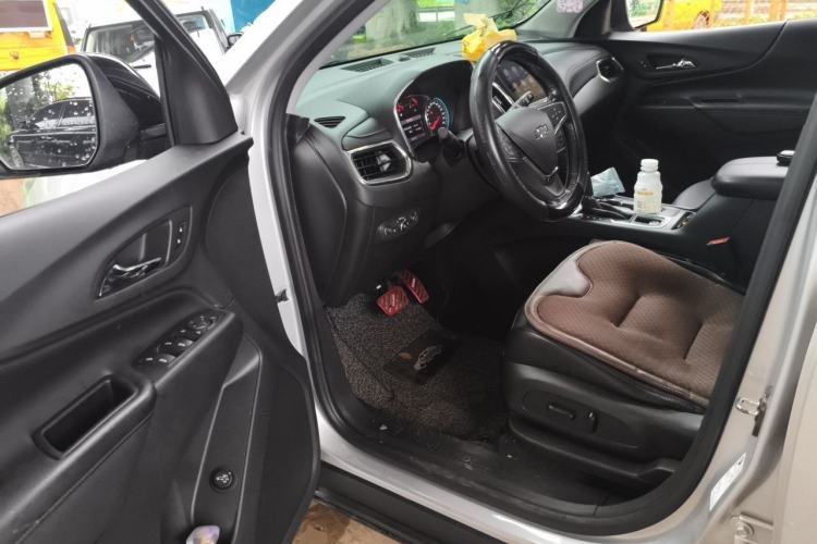 Used Chevrolet Equinox 2018 Redline 550T Automatic All-Wheel-Drive RS Edition Driver Seat