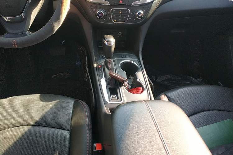 Used Chevrolet Equinox 2018 Redline 550T Automatic All-Wheel-Drive Trailblazer RS Edition Gear Lever