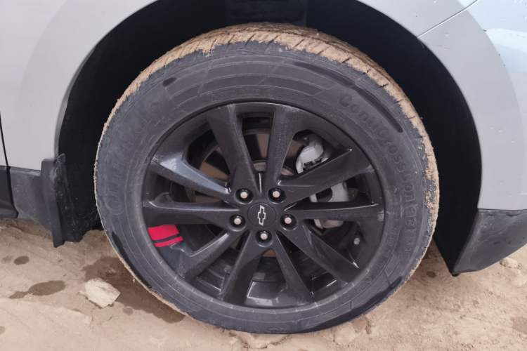 Used Chevrolet Equinox 2018 Redline 550T Automatic All-Wheel-Drive RS Edition Right Front Wheel Hub