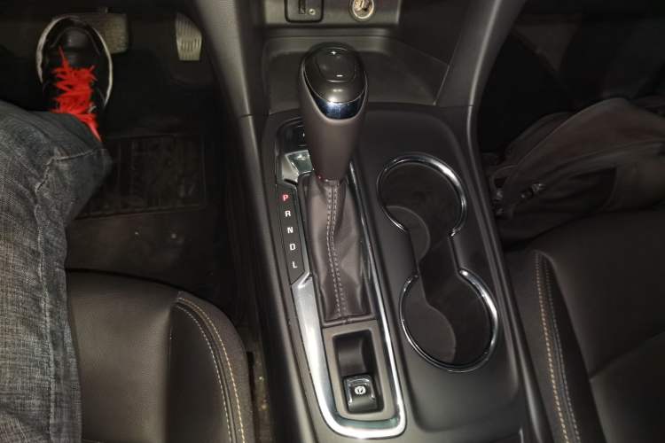 Used Chevrolet Equinox 2018 550T Automatic All-Wheel-Drive Explorer Edition Gear Lever
