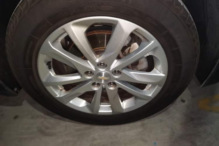 Used Chevrolet Equinox 2018 550T Automatic All-Wheel-Drive Explorer Edition Right Front Wheel Hub
