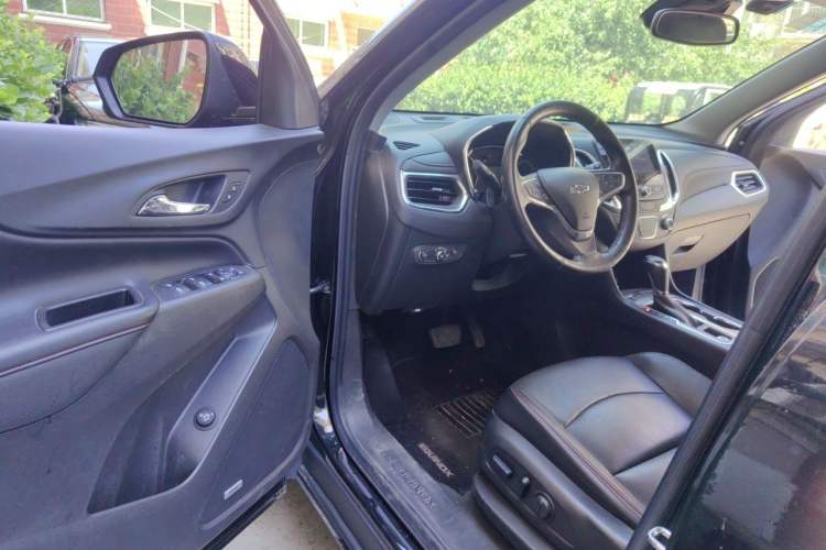 Used Chevrolet Equinox 2019 Redline 550T Automatic All-Wheel-Drive Trailblazer RS China VI Standard Driver Seat