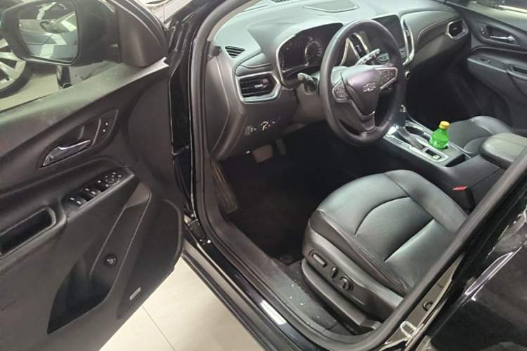 Used Chevrolet Equinox 2019 Redline 550T Automatic All-Wheel-Drive Trailblazer RS China VI Standard Driver Seat