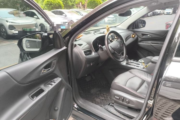 Used Chevrolet Equinox 2019 Redline 550T Automatic All-Wheel-Drive Trailblazer RS China VI Standard Driver Seat