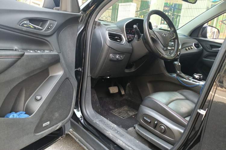 Used Chevrolet Equinox 2019 Redline 550T Automatic All-Wheel-Drive Trailblazer RS China VI Standard Driver Seat
