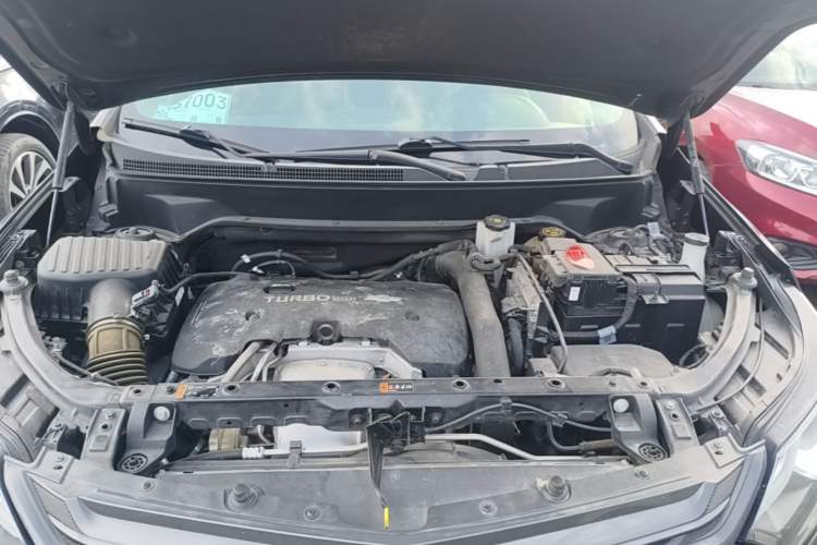 Used Chevrolet Equinox 2019 Redline 550T Automatic All-Wheel-Drive RS Model China VI Standard Engine Bay
