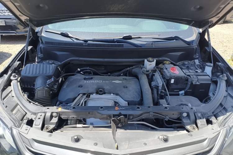 Used Chevrolet Equinox 2019 Redline 550T Automatic All-Wheel-Drive RS Model China VI Standard Engine Bay