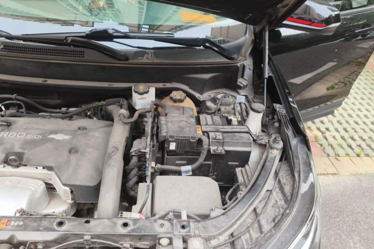 Used Chevrolet Equinox 2019 Redline 550T Automatic All-Wheel-Drive Trailblazer RS China VI Standard Engine Bay Left