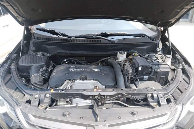 Used Chevrolet Equinox 2019 Redline 550T Automatic All-Wheel-Drive RS Model China VI Standard Engine Bay