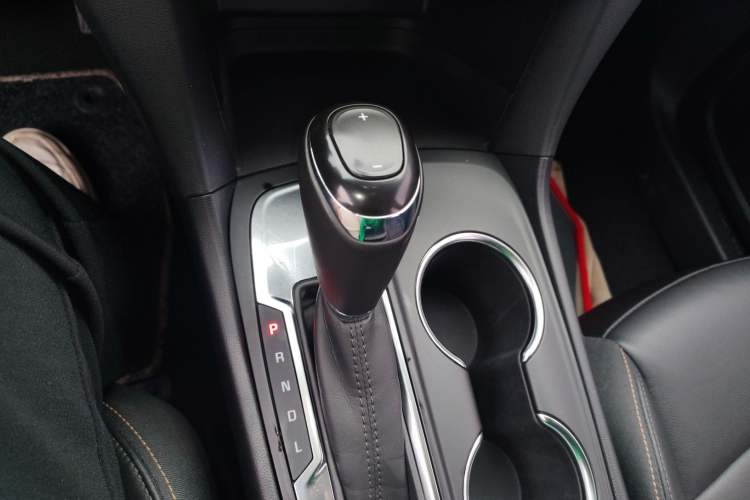 Used Chevrolet Equinox 2019 535T Automatic YuJie Edition China VI Gear Lever