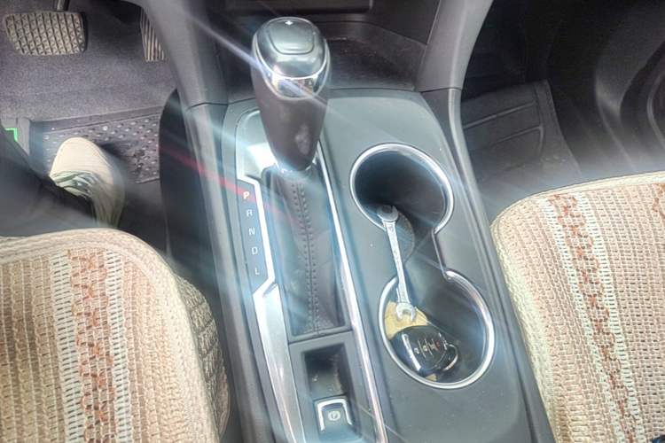 Used Chevrolet Equinox 2019 535T Automatic YuJie Edition China VI Gear Lever