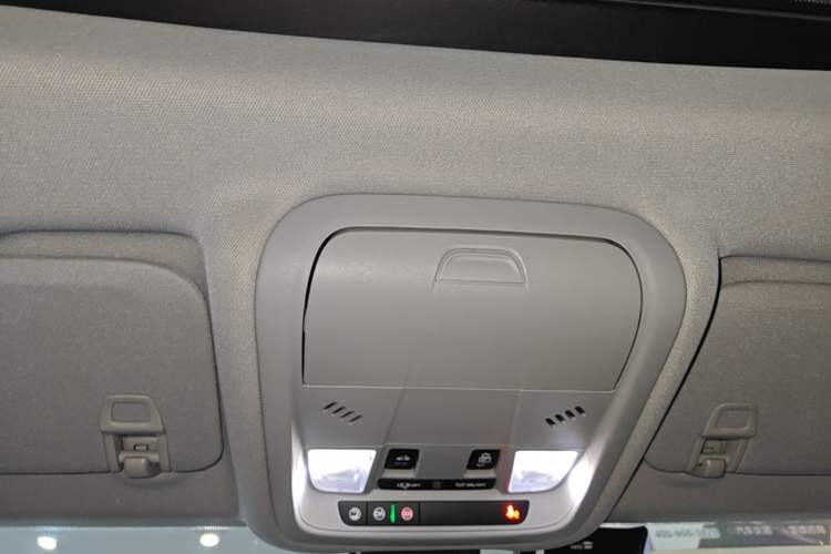 Used Chevrolet Equinox 2019 Redline 550T Automatic All-Wheel-Drive Trailblazer RS China VI Standard Headliner