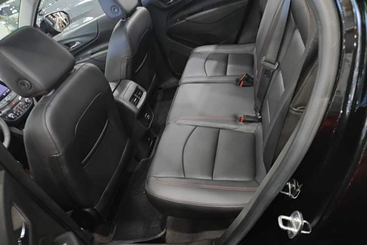 Used Chevrolet Equinox 2019 Redline 550T Automatic All-Wheel-Drive Trailblazer RS China VI Standard Left Rear Seat
