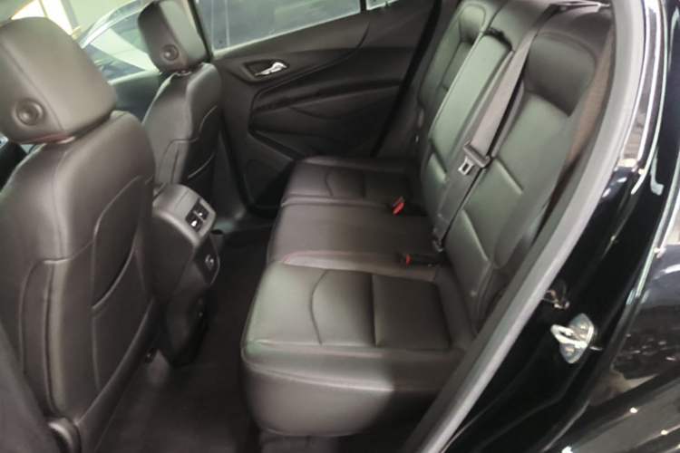 Used Chevrolet Equinox 2019 Redline 550T Automatic All-Wheel-Drive Trailblazer RS China VI Standard Left Rear Seat