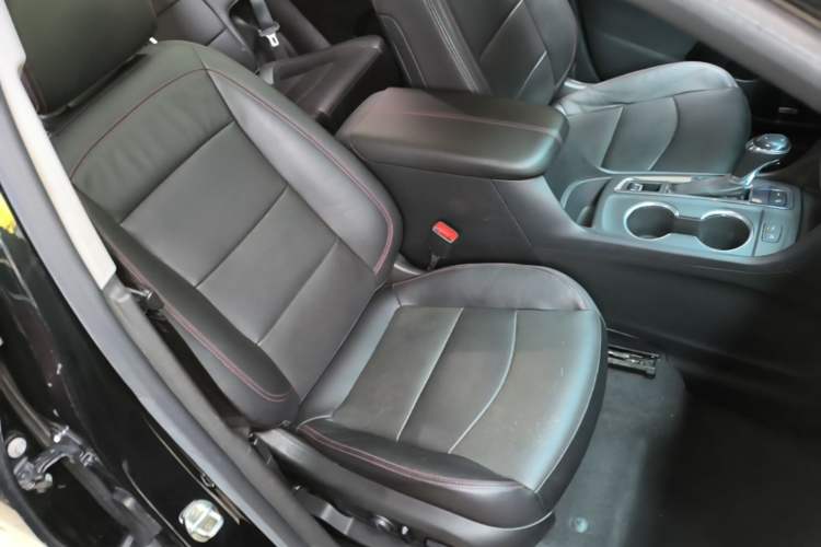 Used Chevrolet Equinox 2019 Redline 550T Automatic All-Wheel-Drive Trailblazer RS China VI Standard Right Front Seat