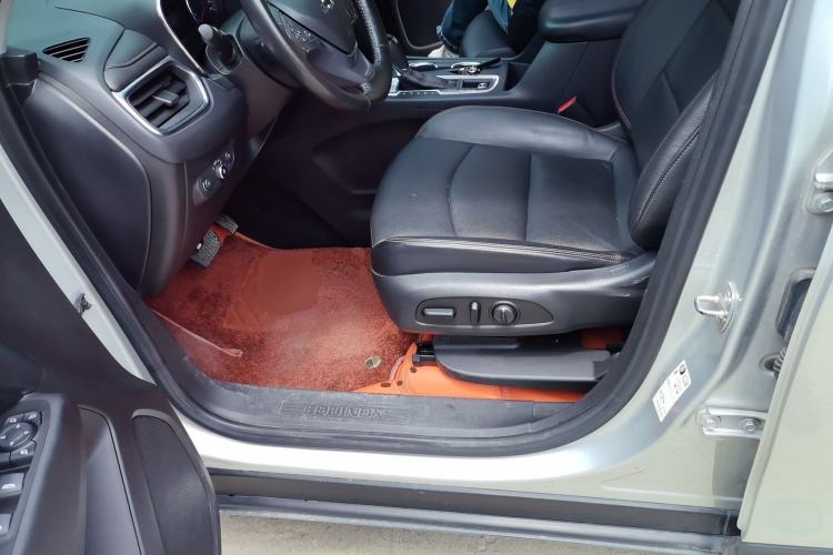 Used Chevrolet Equinox 2019 Redline 550T Automatic All-Wheel-Drive Trailblazer RS China VI Standard Driver Seat