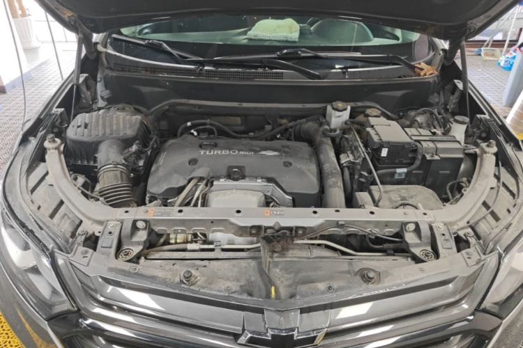 Used Chevrolet Equinox 2019 Redline 550T Automatic All-Wheel-Drive RS Model China VI Standard Engine Bay