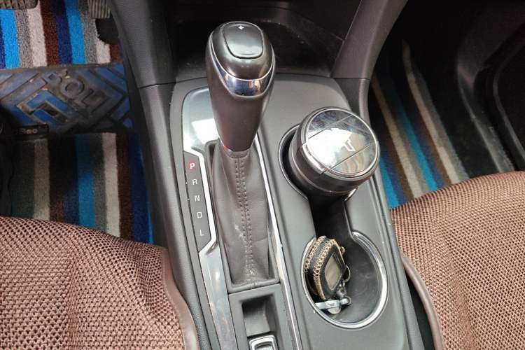 Used Chevrolet Equinox 2019 535T Automatic YuJie Edition China VI Gear Lever