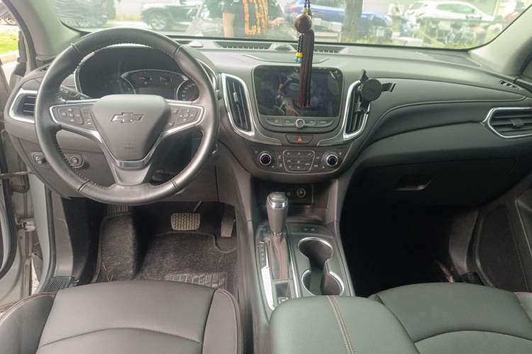 Used Chevrolet Equinox 2019 Redline 550T Automatic All-Wheel-Drive Trailblazer RS China VI Standard Center Console