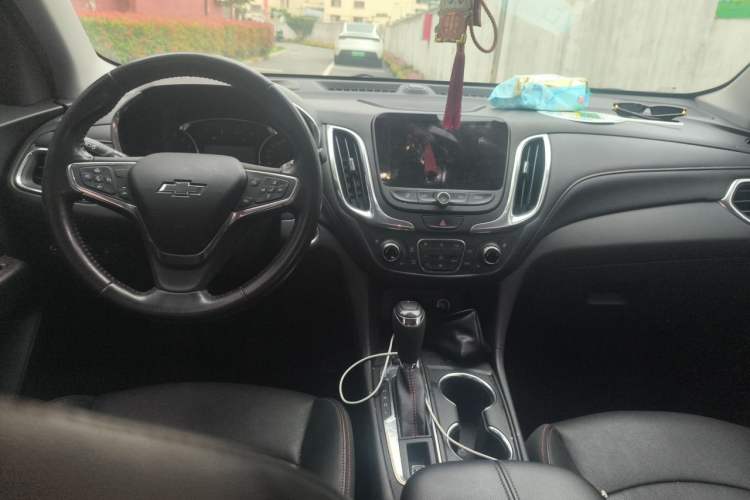 Used Chevrolet Equinox 2019 Redline 550T Automatic All-Wheel-Drive Trailblazer RS China VI Standard Center Console