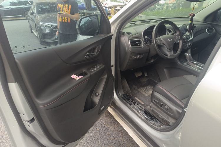 Used Chevrolet Equinox 2019 Redline 550T Automatic All-Wheel-Drive Trailblazer RS China VI Standard Driver Seat