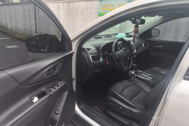Used Chevrolet Equinox 2019 Redline 550T Automatic All-Wheel-Drive Trailblazer RS China VI Standard Driver Seat